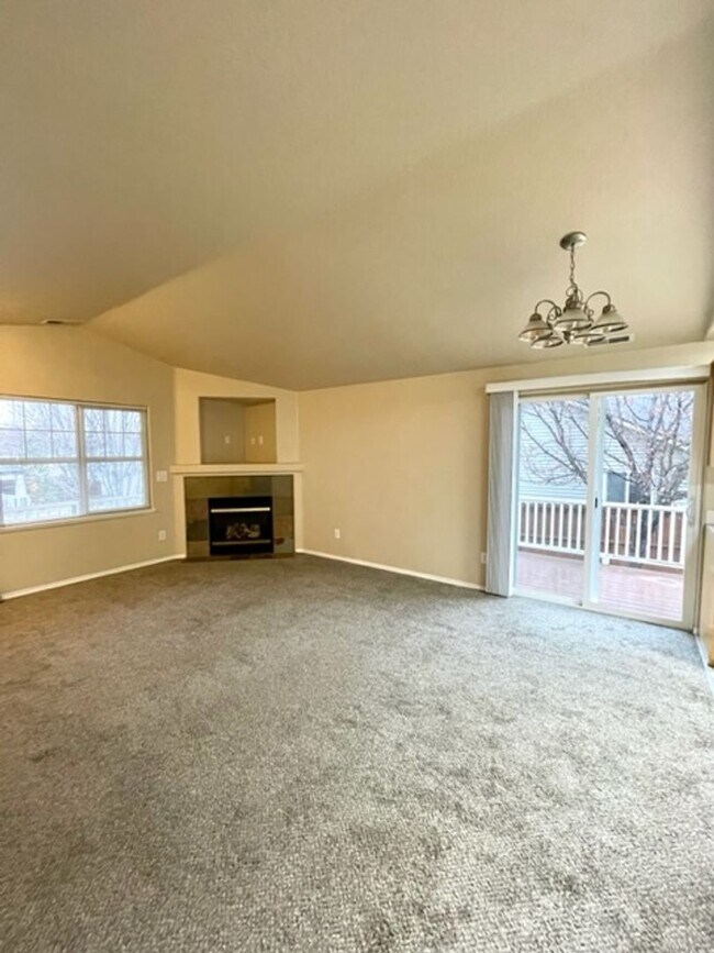 Foto del edificio - Single level home in Foxborough! Fenced yard!  A/C and a gas fireplace!