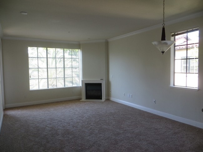 Building Photo - 633 Elm St