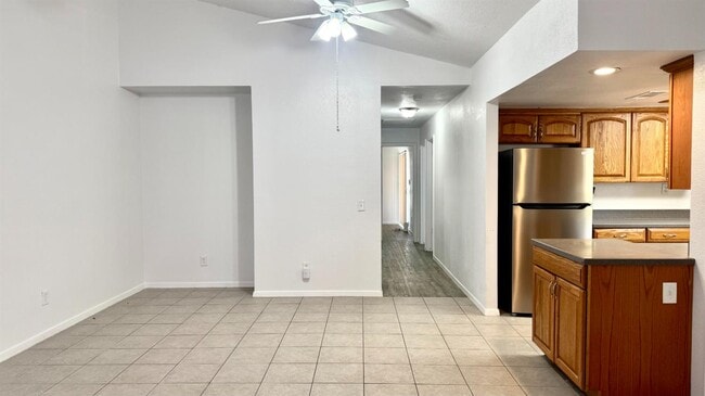 Foto del edificio - 665 S Coalinga St