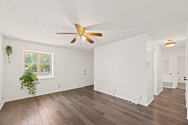 Building Photo - 806 Easy Day Cove