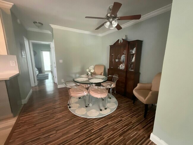 Foto del edificio - 7327 Dickens Ave