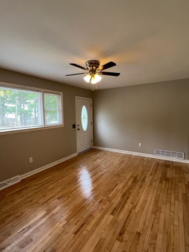Foto del edificio - Fantastic Brick Ranch Home that has been refurbished - Open Floorplan with 3 bedrooms & 1.5 baths...