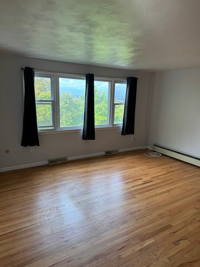 Building Photo - 704 4th St