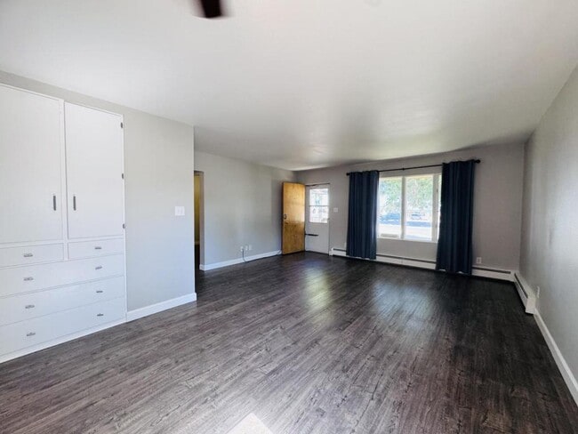 Building Photo - 1095 Helena Ave