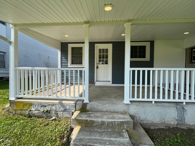 Building Photo - 209 S 5th