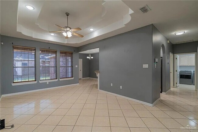 Building Photo - 504 E Biyaneta Ave