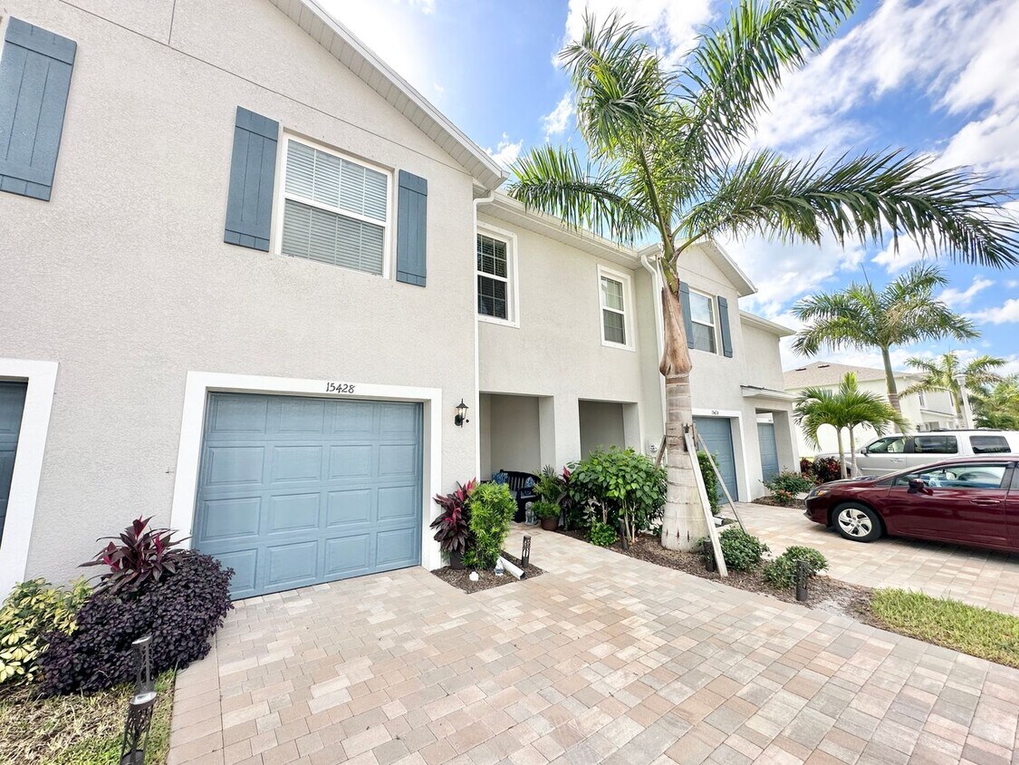 Primary Photo - ** MEADOWOOD ** 3 BED / 2.5 BATH - TOWNHOM...
