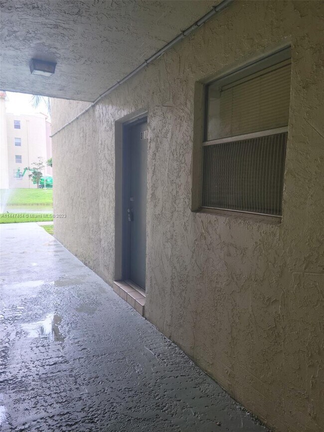 Building Photo - 1820 N Lauderdale Ave