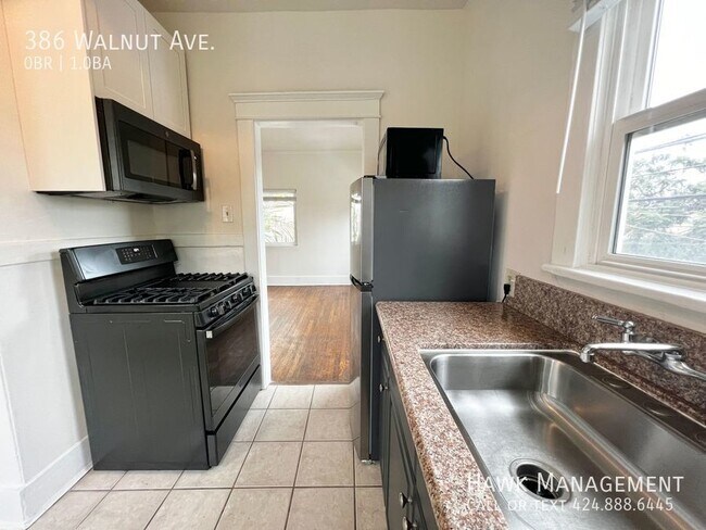 Building Photo - Spacious Studio Apartment Located on Long ...