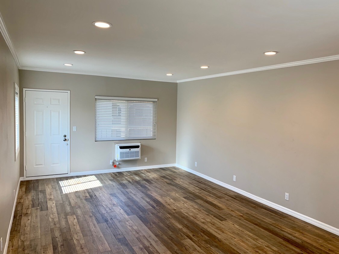 Foto principal - 3010 Montrose Ave