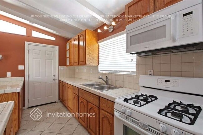 Building Photo - 8421 Flallon Ave