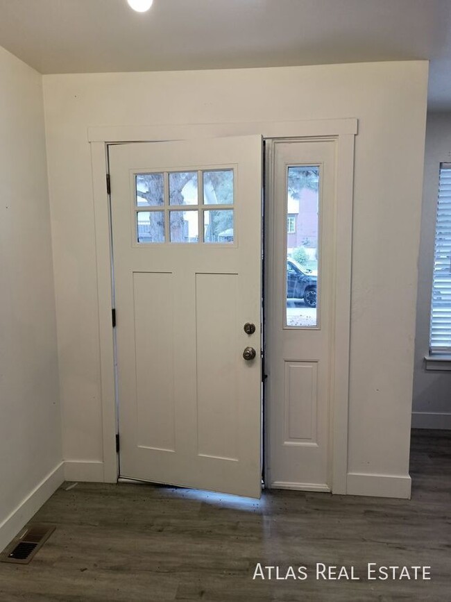 Building Photo - Modern & Spacious 4 bedroom/2 bathroom tow...
