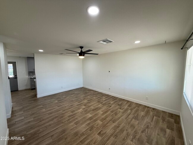 Building Photo - 301 N Apache Dr