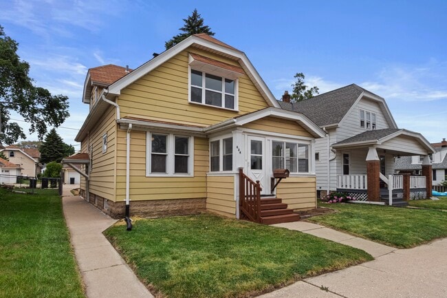 Renovated duplex in South Milwaukee just steps from the lakefront and Grant Park! - 624 Menomonee Ave