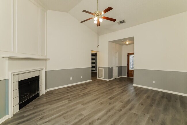Foto del edificio - 2504 Creekwood Ln