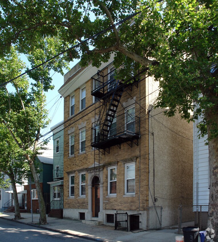 Primary Photo - 192 Elm St