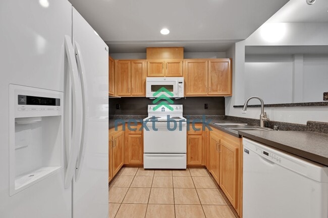 Building Photo - "Charming 1-Bedroom Condo in Redmond: Cozy Living with Modern Comfort at 641 Sq Ft!"