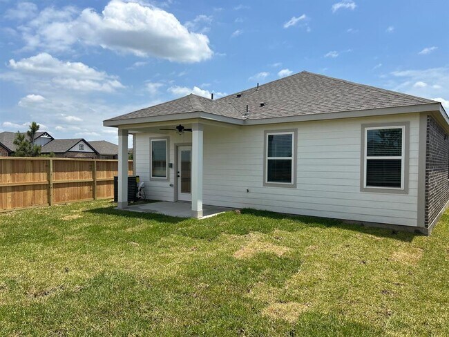 Building Photo - 1111 Whispering Winds Dr