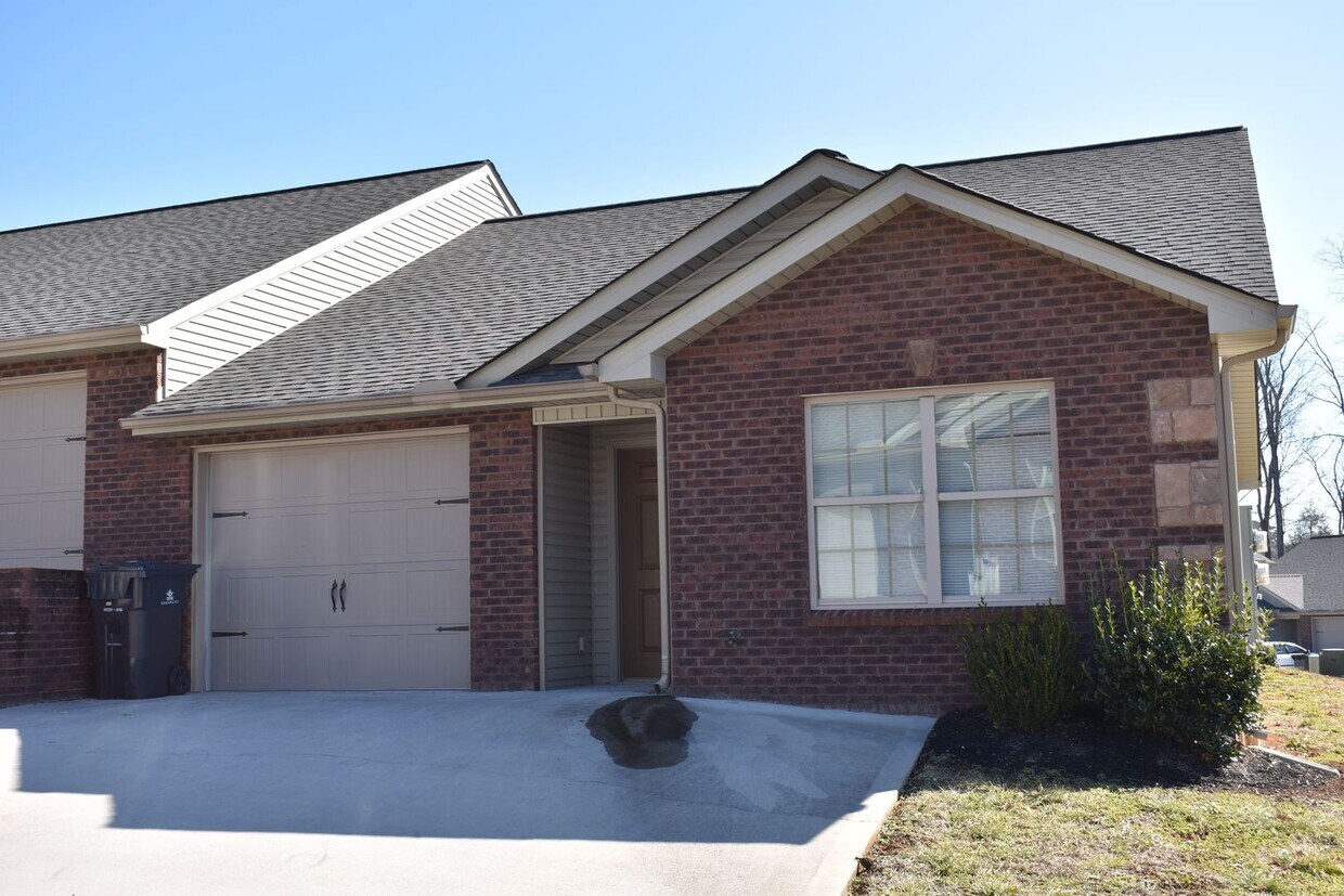 Primary Photo - Updated 2br/2ba condo in heart of West Kno...
