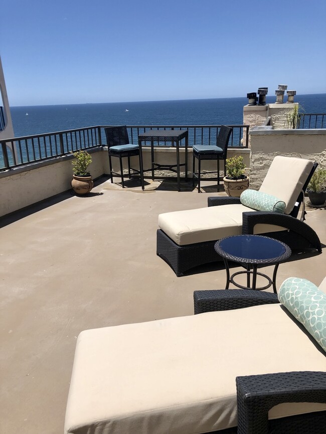 Building Photo - 555 Esplanade