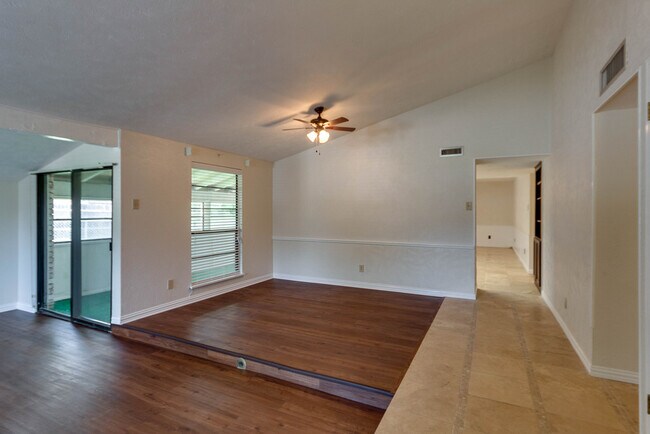 Foto del edificio - COMING SOON - FANTASTIC NORTH BEDFORD LOCATION