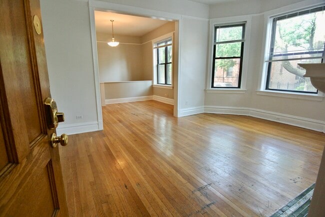 Building Photo - 3809 N Lakewood Ave #1