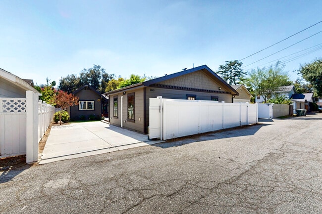 Building Photo - 1843 Las Lunas St