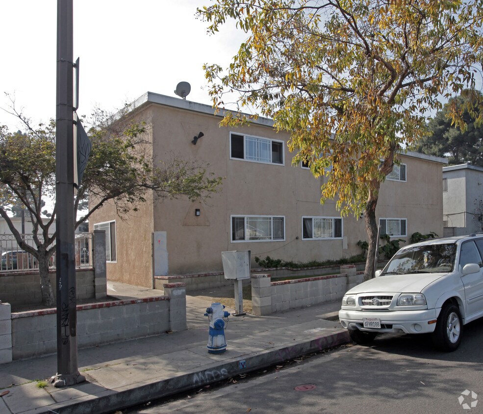 Foto del edificio - 10422 Lampson Ave