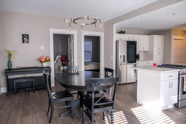 Building Photo - 5530 N Haight Ave