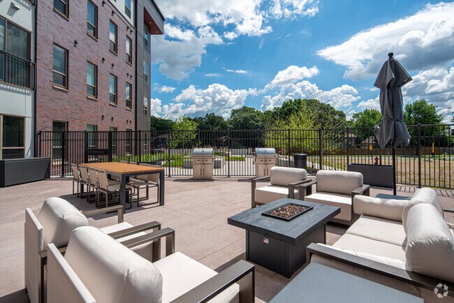 Building Photo - Lyra