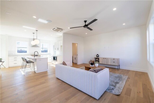 Building Photo - 622 Sweetspire Ct