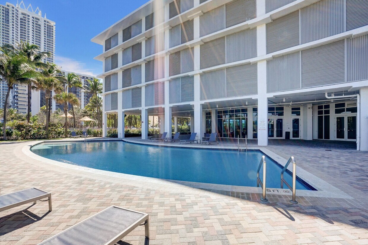 Foto principal - 6515 Collins Ave