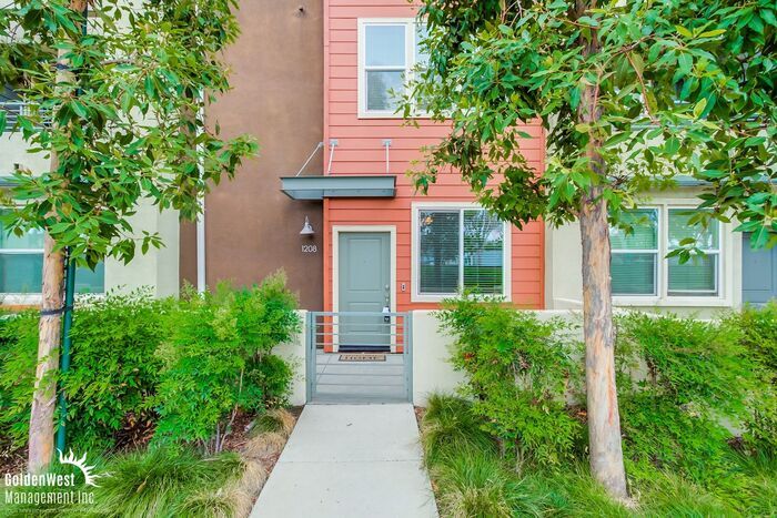 Primary Photo - Stylish 3Bdm 3Ba Townhome with Chef’s Kitc...