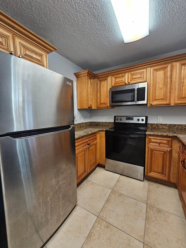 Building Photo - 1453 Lake Crystal Dr