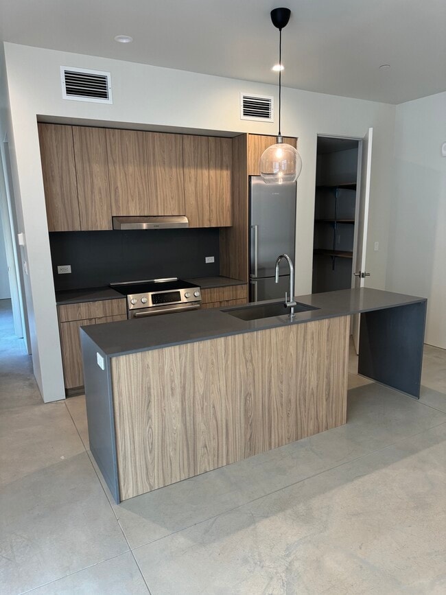 Building Photo - 120 W 900 S
