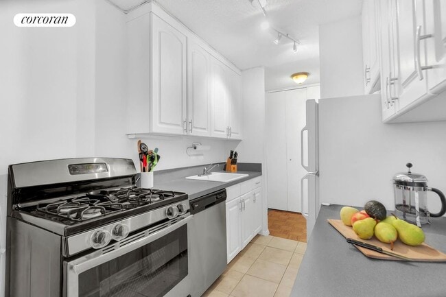 Building Photo - 1641 3rd Ave