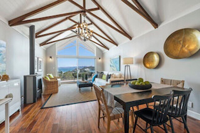 Building Photo - 2 br, 1.5 bath House - 1410 Vistazo West S...
