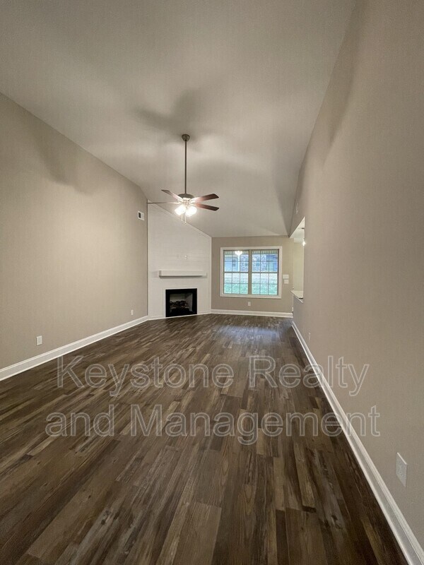 Foto del edificio - 812 Lillian Grace Dr