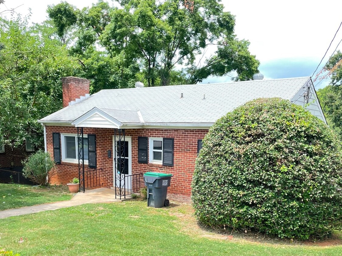 Three Bedroom House Available Near Downtown and Rt 250 - Three Bedroom House Available Near Downtown and Rt 250