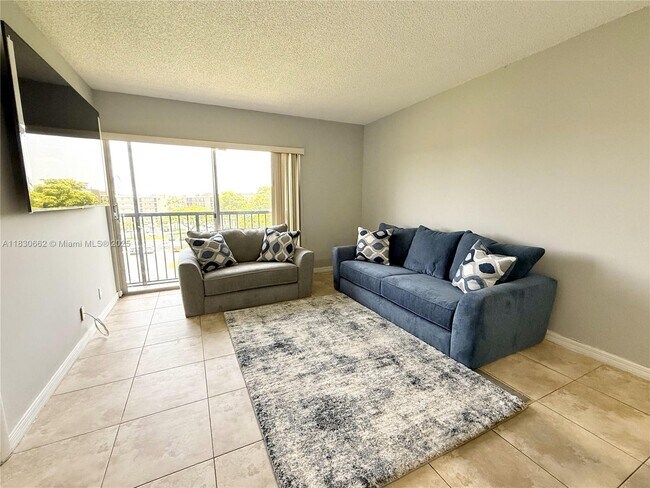 Foto del edificio - 8550 N Sherman Cir