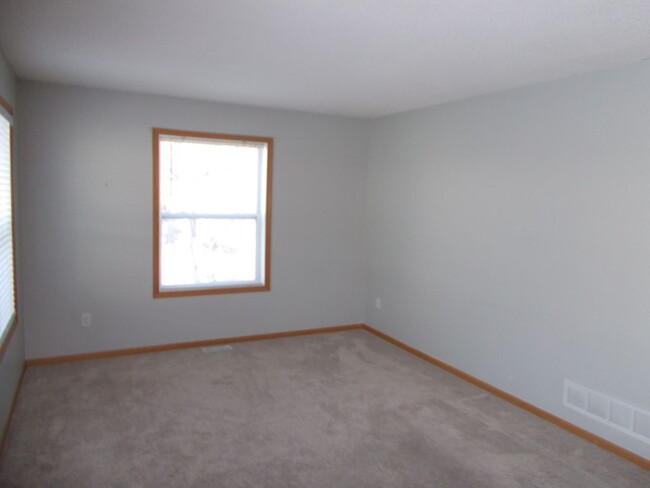 Building Photo - 3 Bedroom, 1 Bathroom Home.