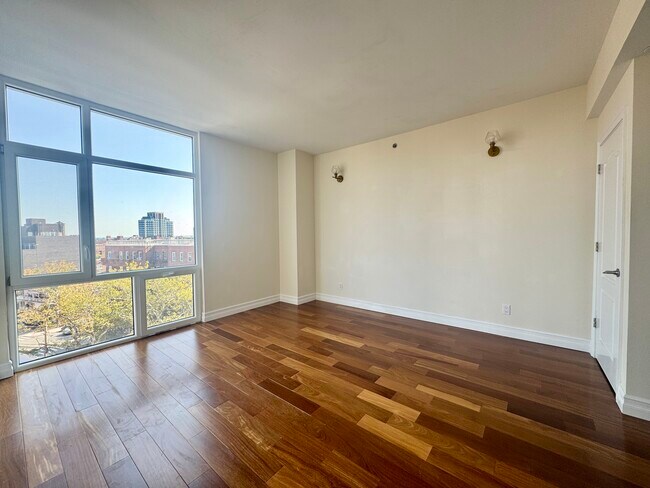 Foto del edificio - 61-18-18 Austin St