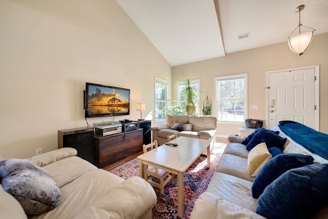 Foto del edificio - 3 bedroom home with large, fenced backyard...