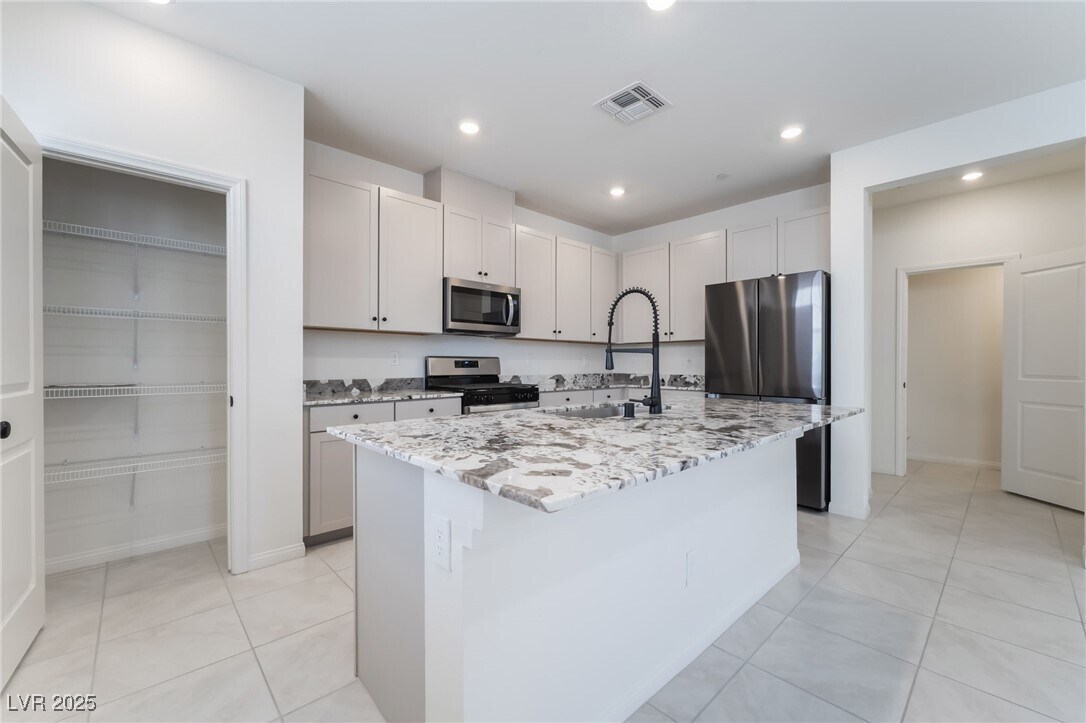 Foto principal - 3734 Battipaglia Ave