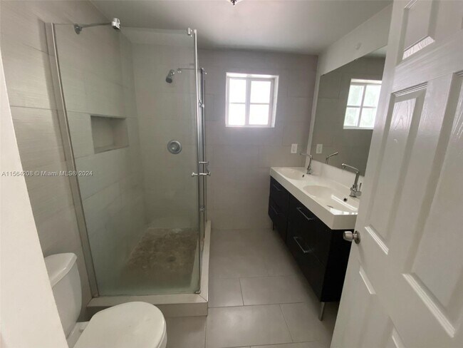 Foto del edificio - 545 NE 65th St