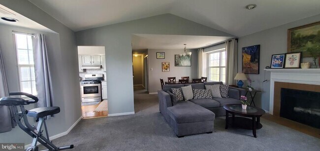Foto del edificio - 665 Rose Hollow Dr