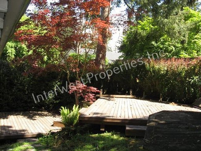 Building Photo - 3 BR Townhome- Wonderful Privacy Deck in Beaverton with 1 Car Garage & A/C!