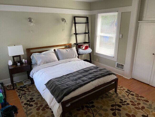 Building Photo - 525 1/2 West Raye Street, Seattle, WA, 98119