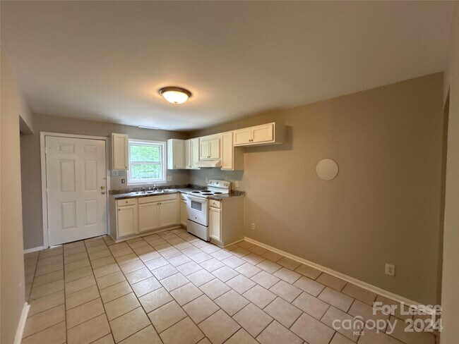 Building Photo - 1015 Old Plank Rd