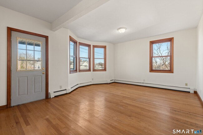 Foto del edificio - 275 Jennings Rd